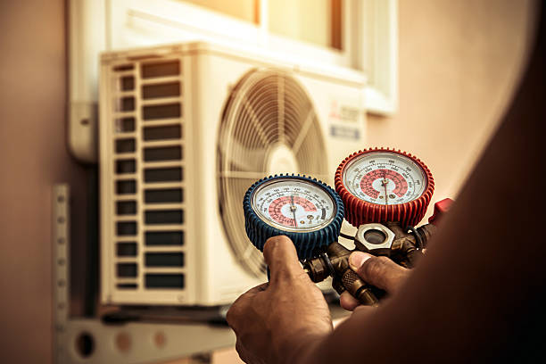 Professional Ac Installation technician working in Apollo Beach, FL